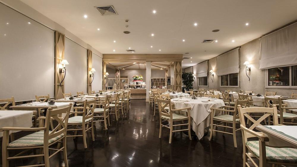 Flyon Hotel & Conference Center Болонья Экстерьер фото Restaurant