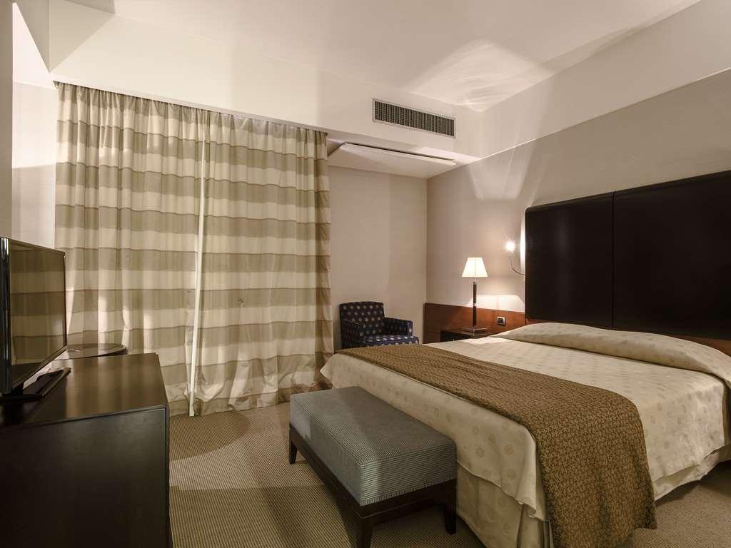 Flyon Hotel & Conference Center Болонья Номер фото A room at the hotel