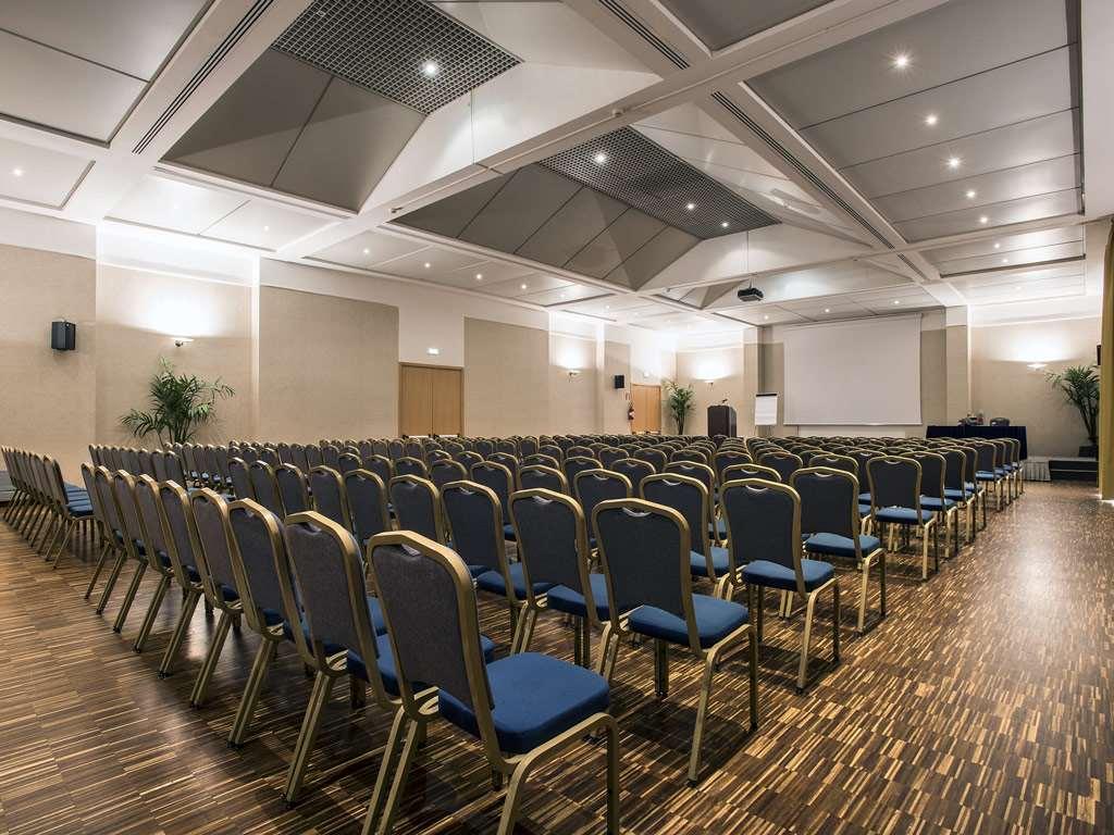 Flyon Hotel & Conference Center Болонья Удобства фото The conference hall of the hotel