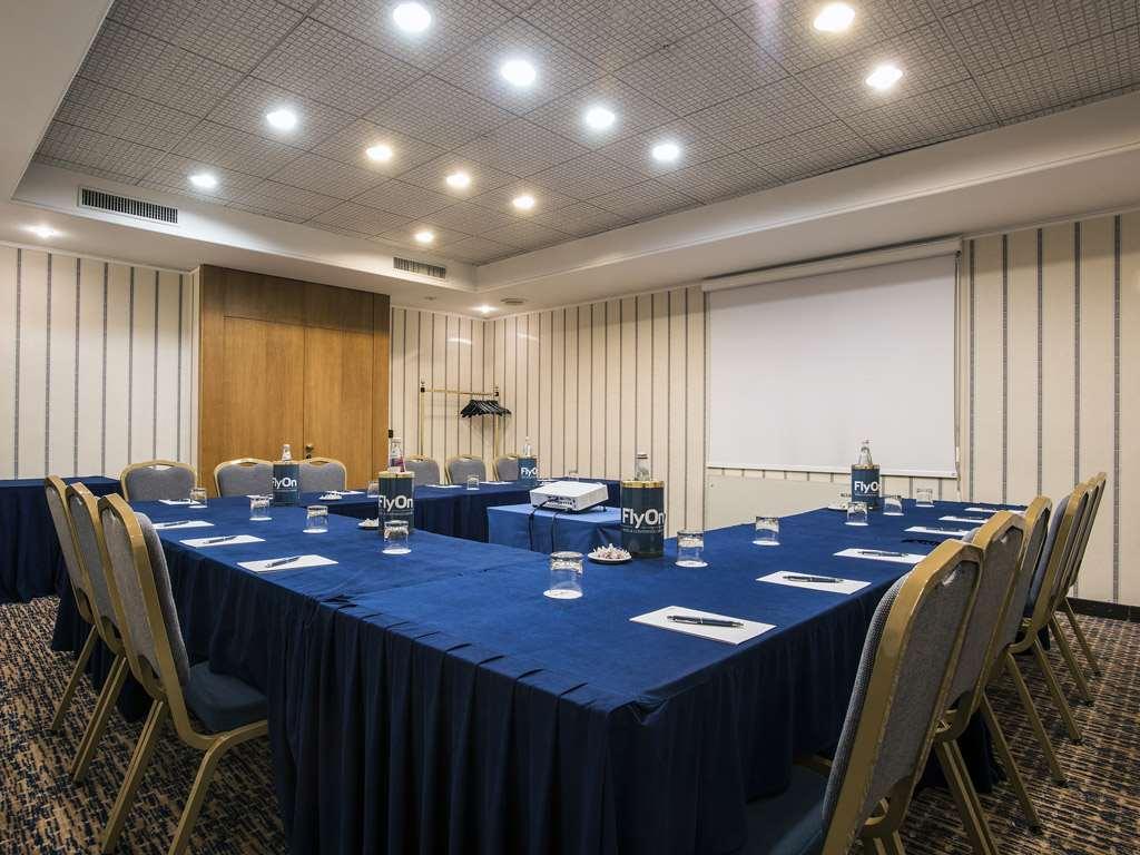 Flyon Hotel & Conference Center Болонья Удобства фото Meeting room