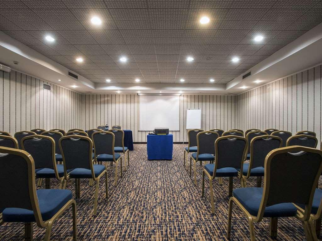 Flyon Hotel & Conference Center Болонья Удобства фото A meeting room in Belgrade