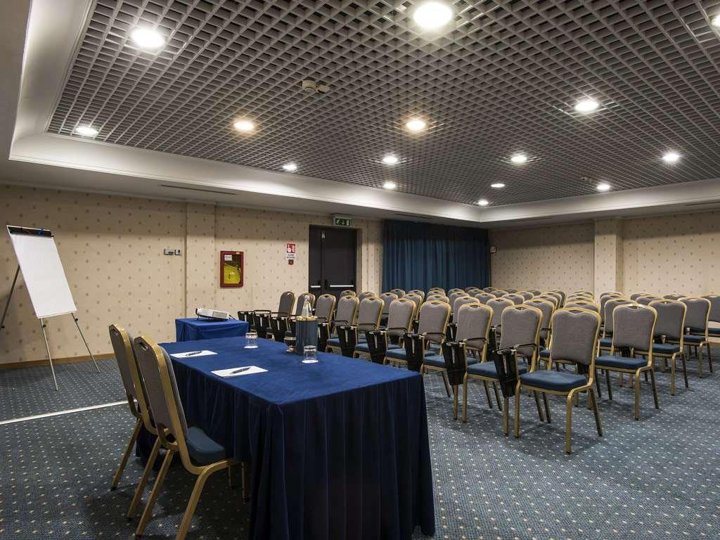 Flyon Hotel & Conference Center Болонья Удобства фото The conference hall