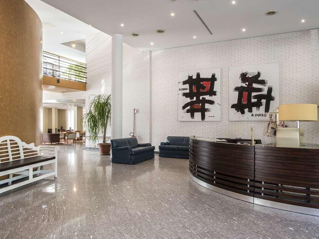 Flyon Hotel & Conference Center Болонья Интерьер фото Reception