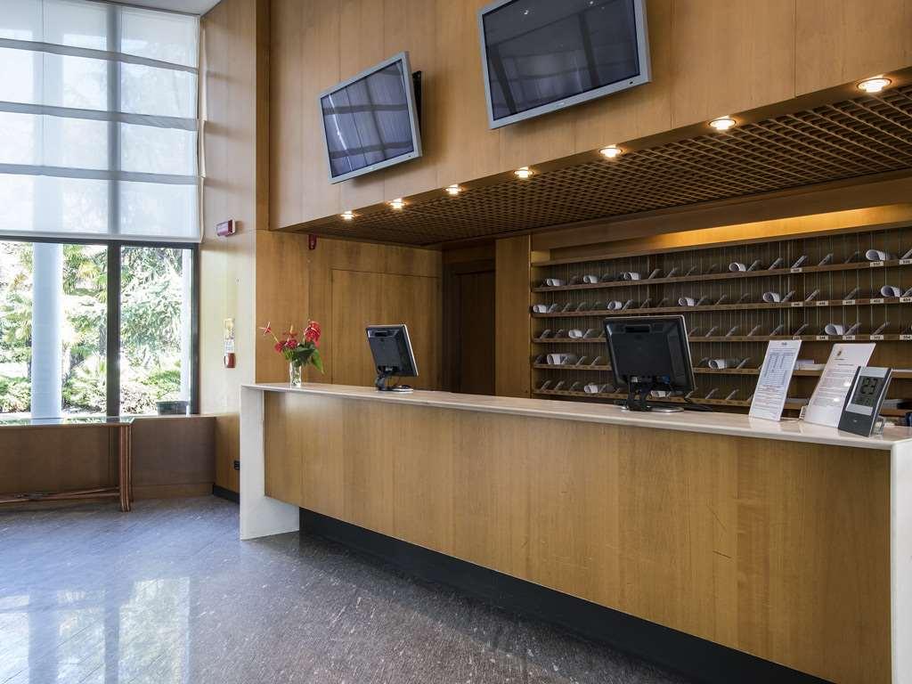 Flyon Hotel & Conference Center Болонья Экстерьер фото Reception desk
