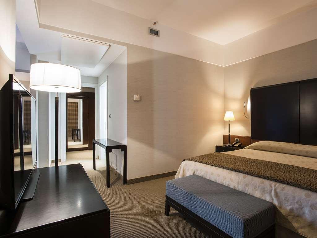 Flyon Hotel & Conference Center Болонья Номер фото A room at the hotel