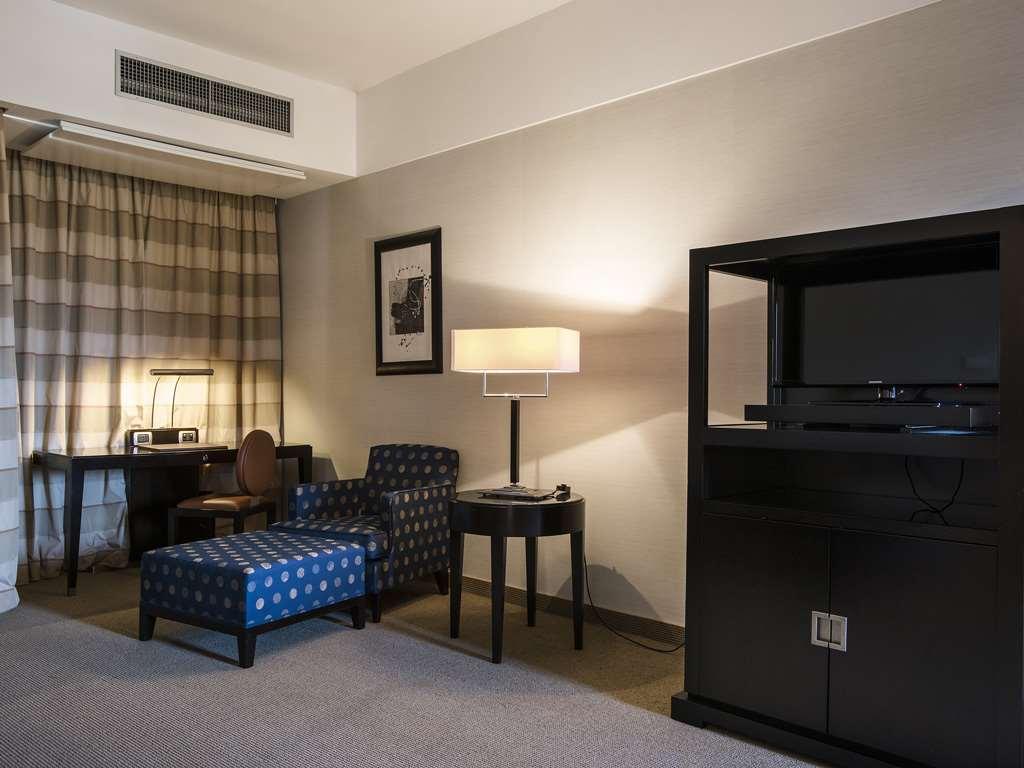 Flyon Hotel & Conference Center Болонья Номер фото A room at the hotel