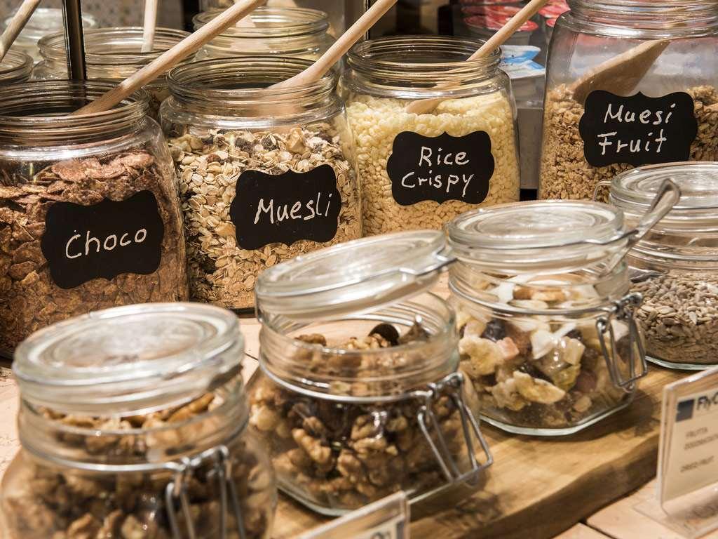 Flyon Hotel & Conference Center Болонья Ресторан фото Muesli and other breakfast cereals