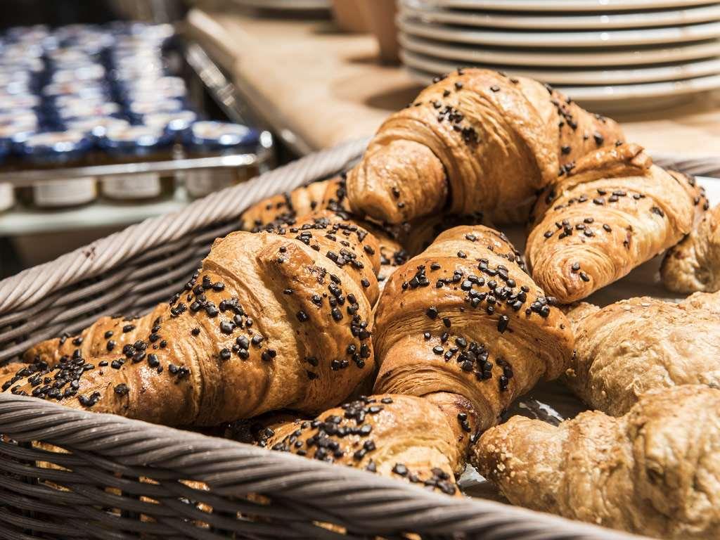 Flyon Hotel & Conference Center Болонья Ресторан фото Croissants with chocolate