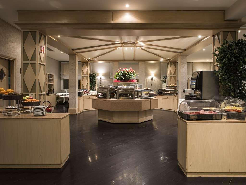 Flyon Hotel & Conference Center Болонья Ресторан фото Breakfast buffet