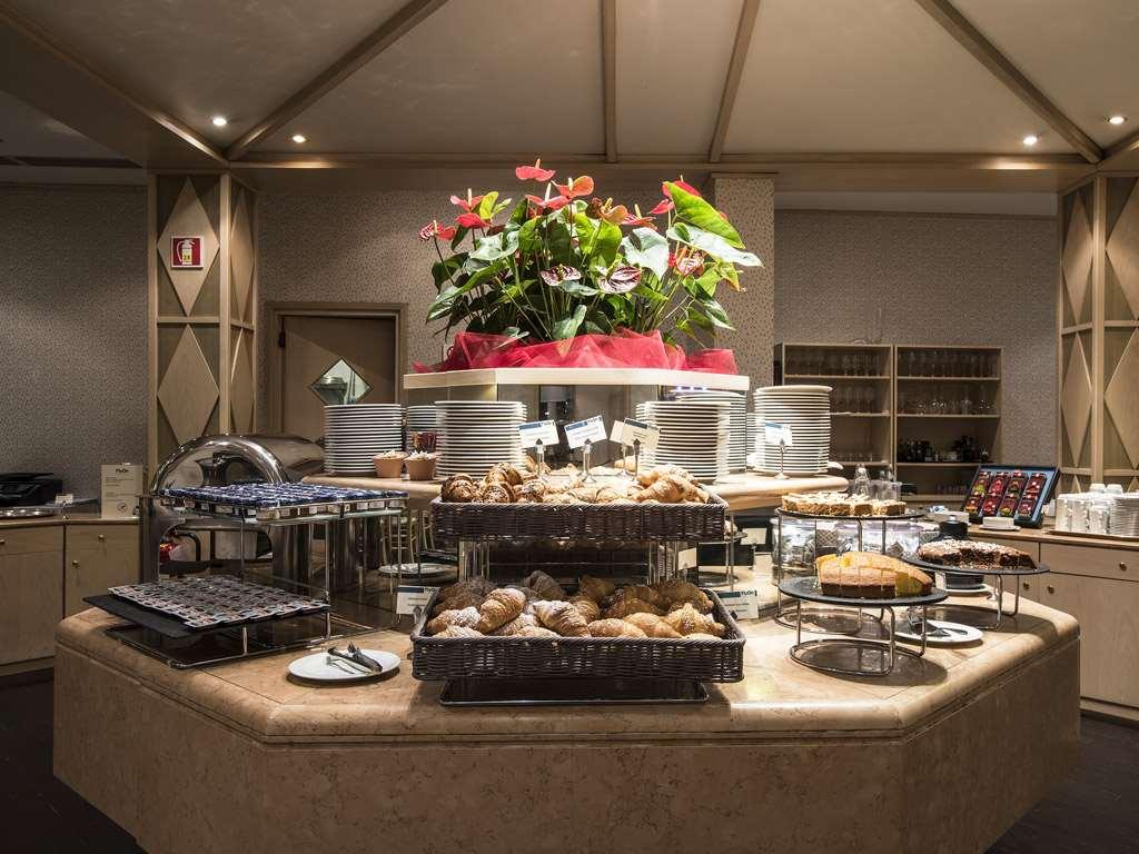 Flyon Hotel & Conference Center Болонья Ресторан фото Breakfast buffet at the hotel