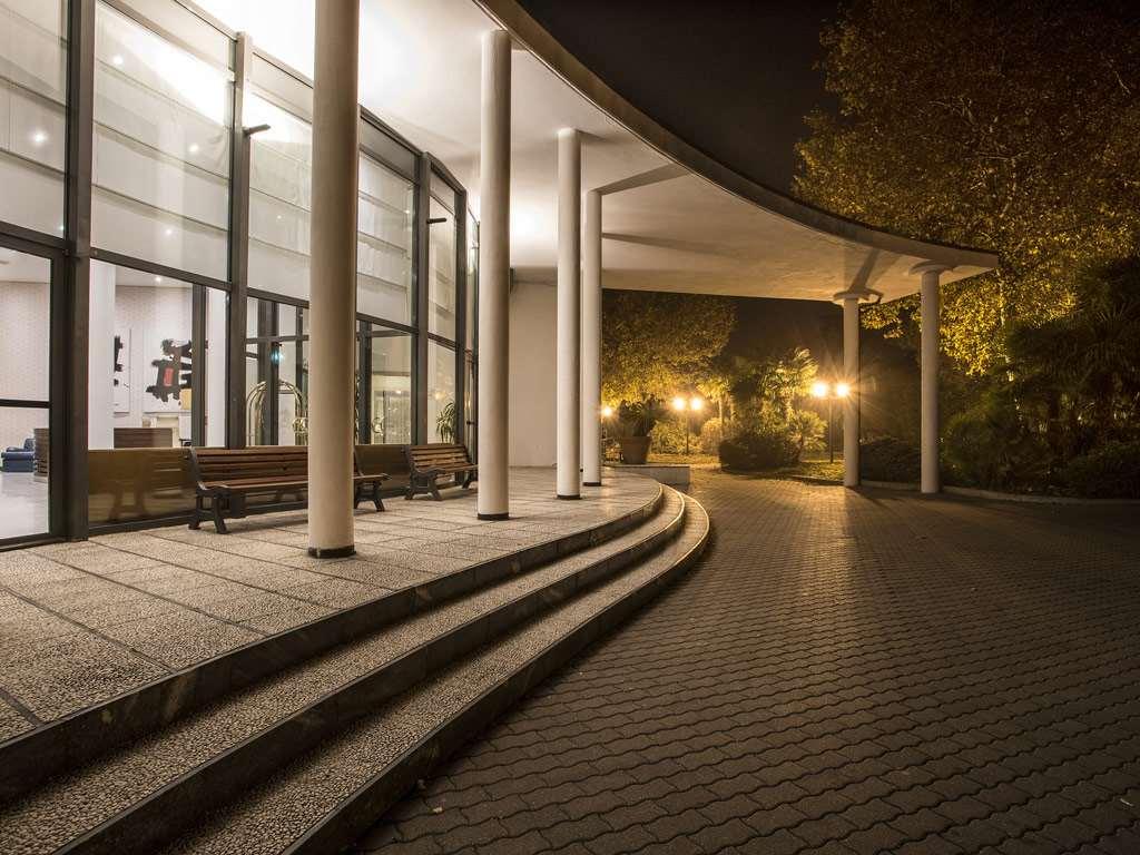 Flyon Hotel & Conference Center Болонья Экстерьер фото The entrance of the museum