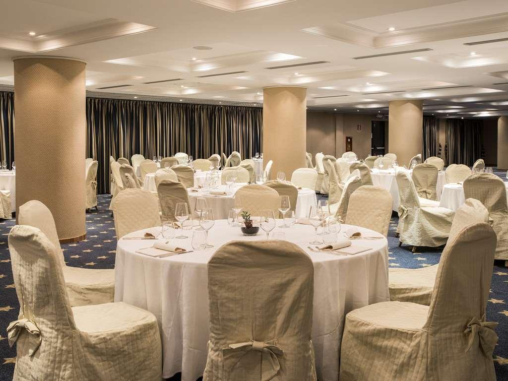 Flyon Hotel & Conference Center Болонья Ресторан фото The hotel's ballroom