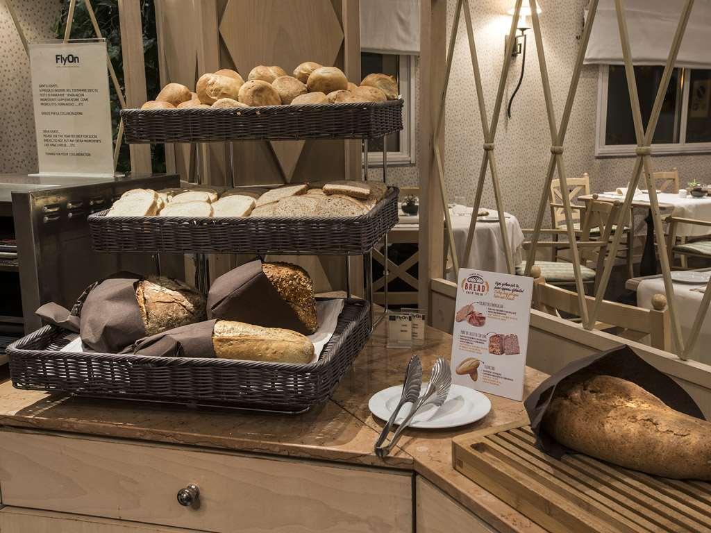 Flyon Hotel & Conference Center Болонья Ресторан фото Bread and pastry