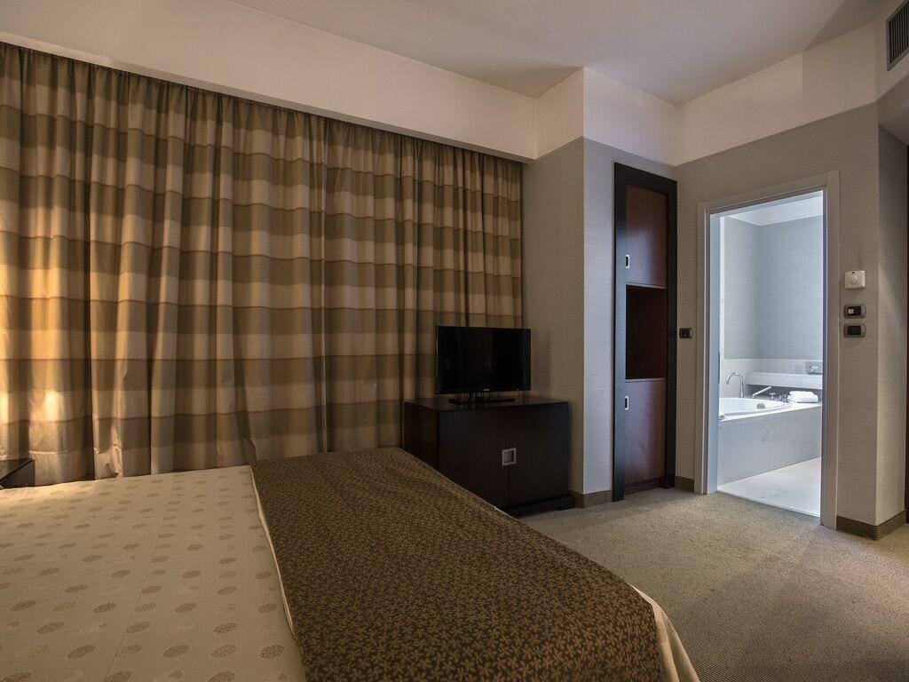 Flyon Hotel & Conference Center Болонья Экстерьер фото Room at the hotel
