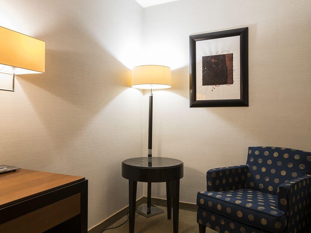 Flyon Hotel & Conference Center Болонья Экстерьер фото A room at the hotel