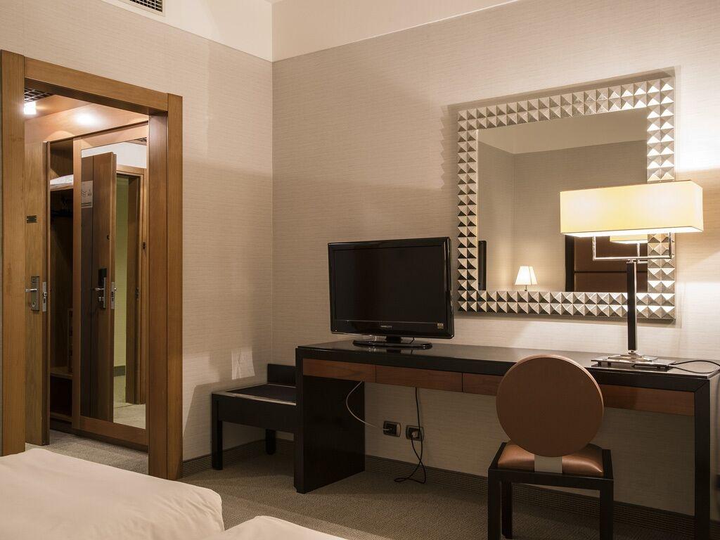 Flyon Hotel & Conference Center Болонья Экстерьер фото Room interior