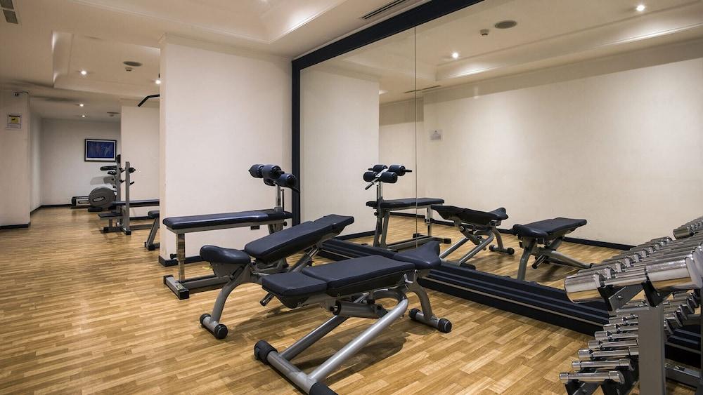 Flyon Hotel & Conference Center Болонья Экстерьер фото Gym equipment