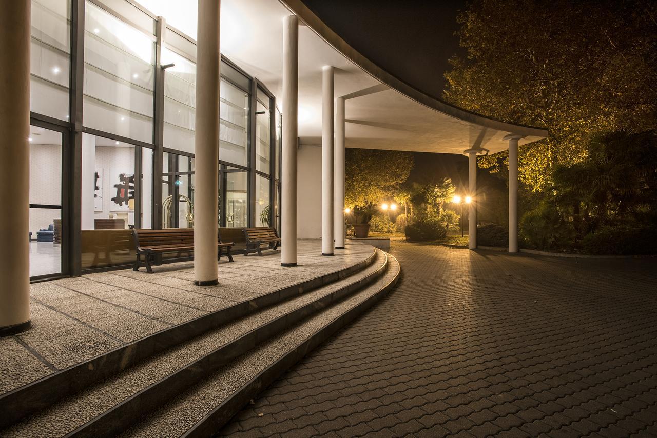 Flyon Hotel & Conference Center Болонья Экстерьер фото The entrance of the park