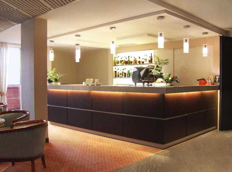 Flyon Hotel & Conference Center Болонья Экстерьер фото A reception desk in a hotel