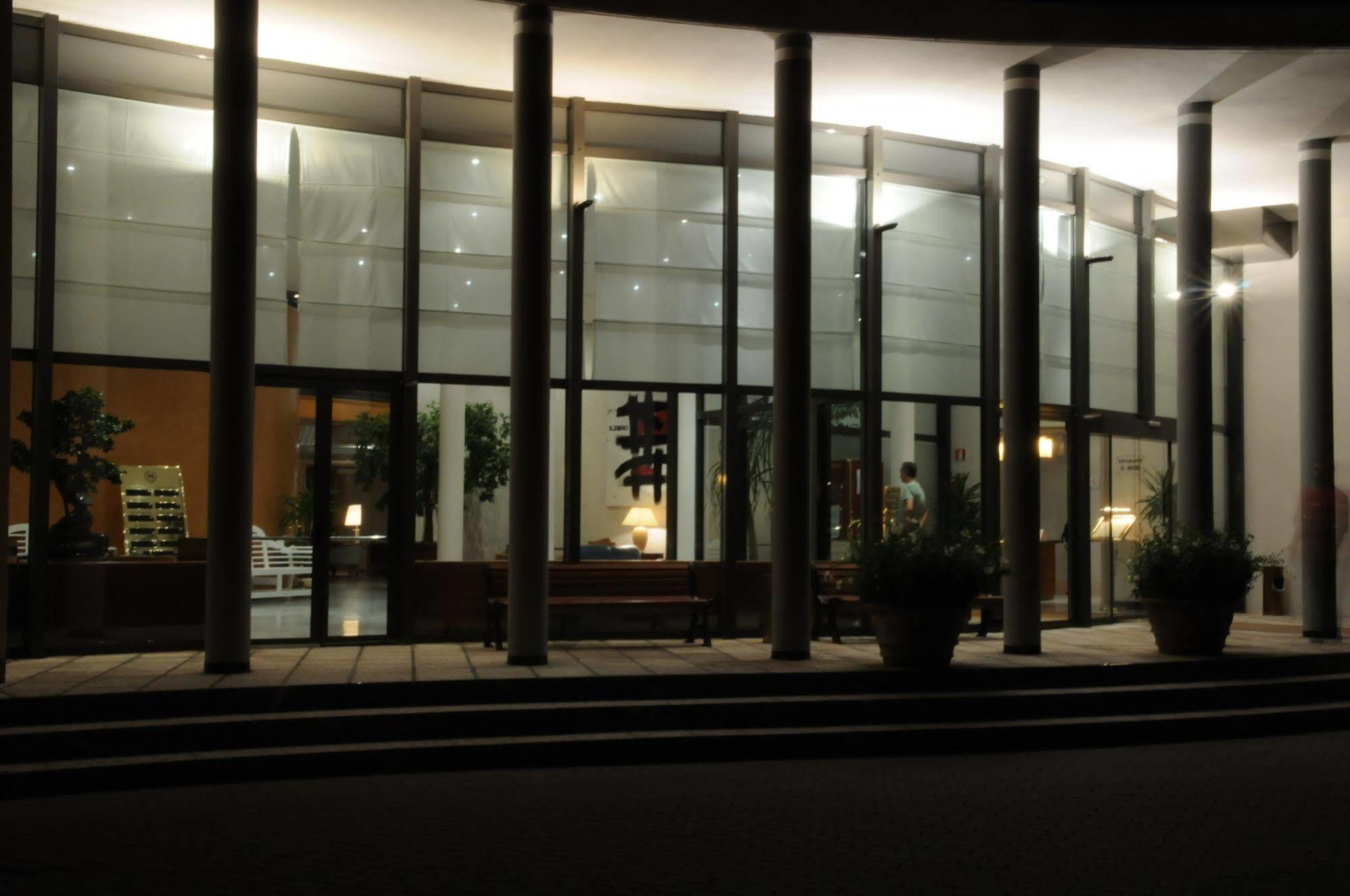 Flyon Hotel & Conference Center Болонья Экстерьер фото The building at night